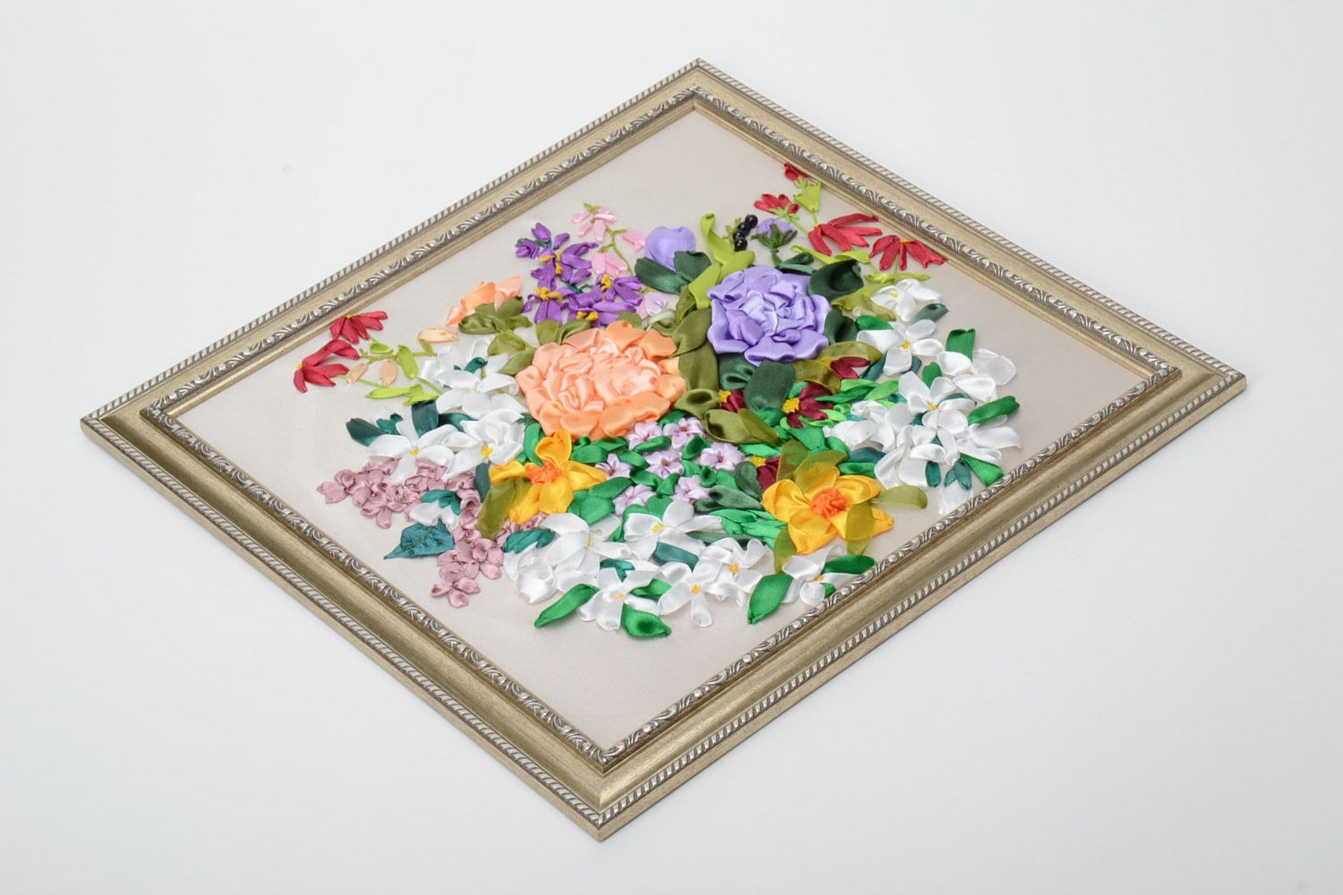 Handgemachtes quadratisches besticktes Wandbild Blumen auf Atlas mit Atlasbändern foto 5