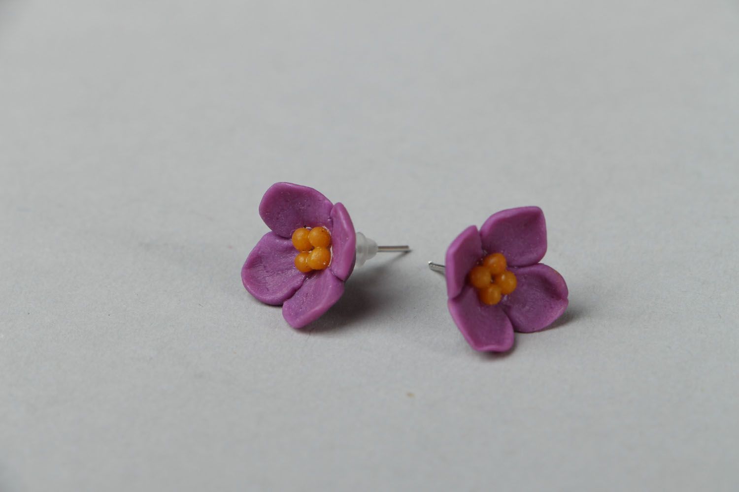 Boucles d'oreilles clous fleurs de lilas photo 2