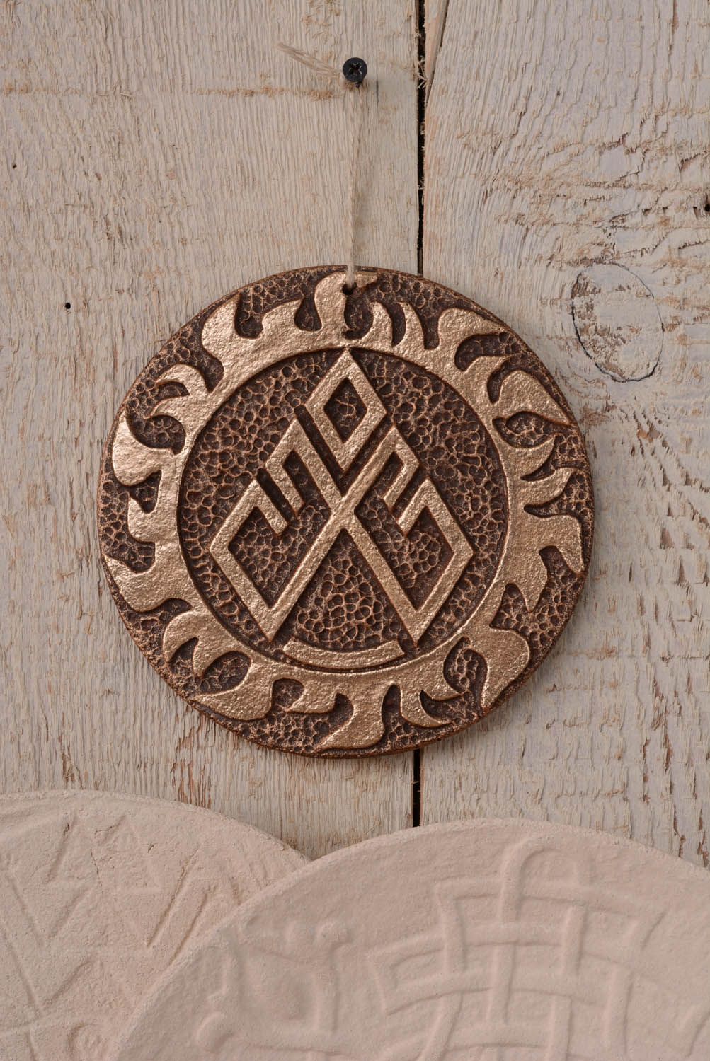 Prato decorativo de cerâmica com um símbolo eslavo para o bem-estar e harmonia foto 3