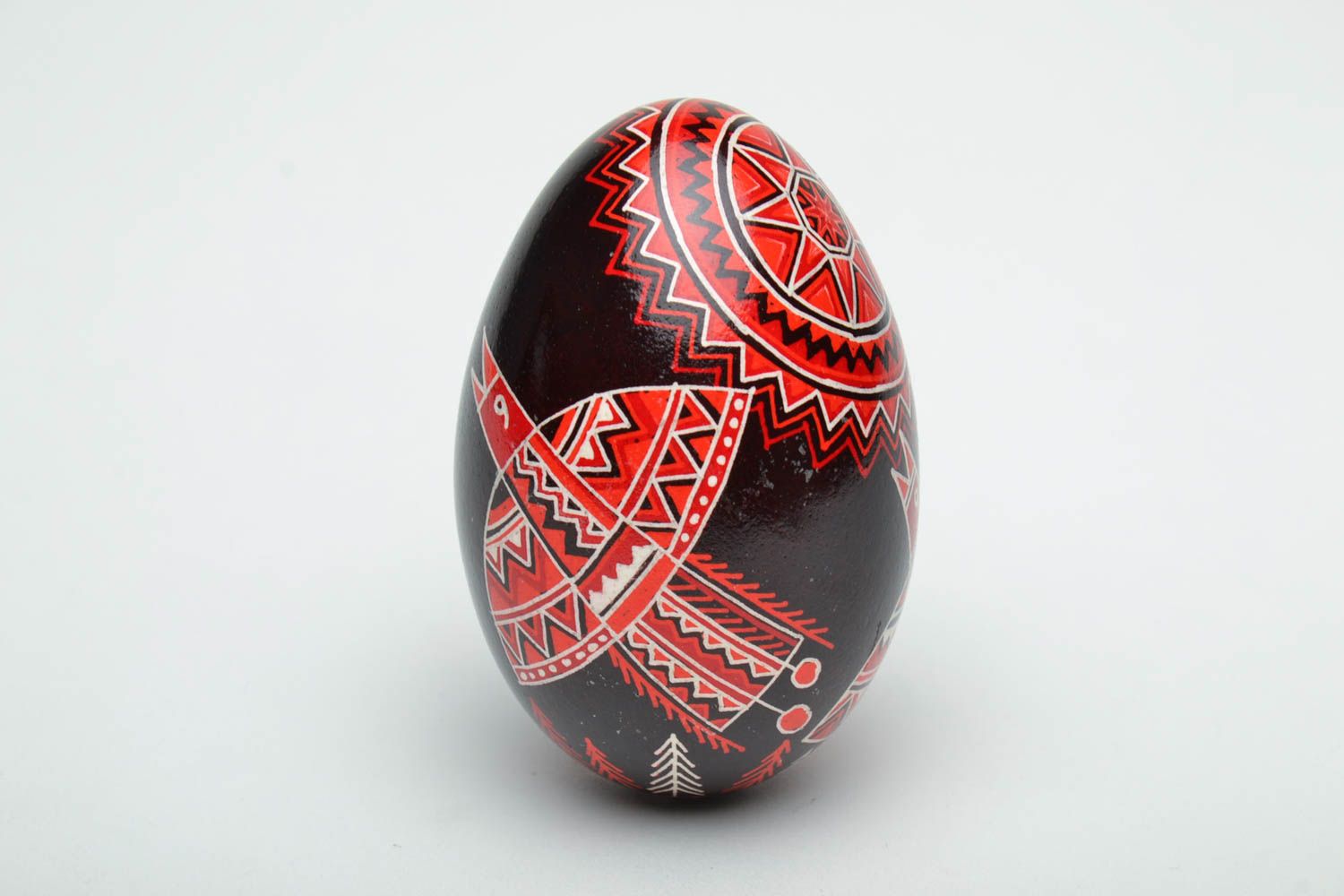 Œuf de Pâques décoratif pyssanka faite main peinture en noir rouge de créateur photo 4