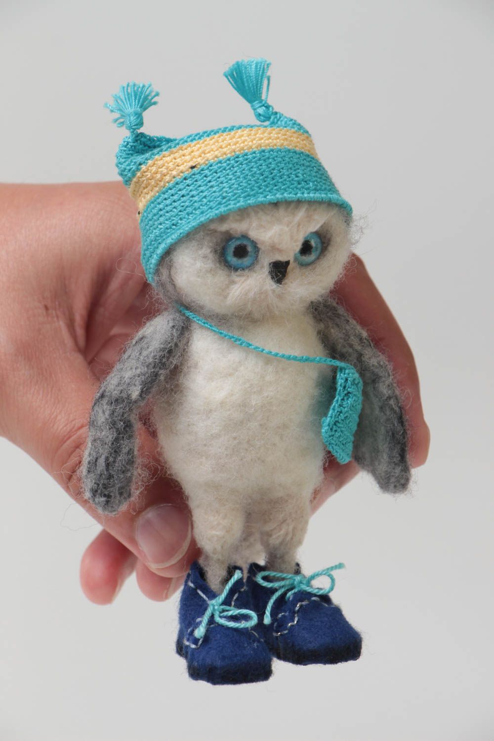 Handmade needle felted small animal figurine of gray owl in hat and with bag photo 5
