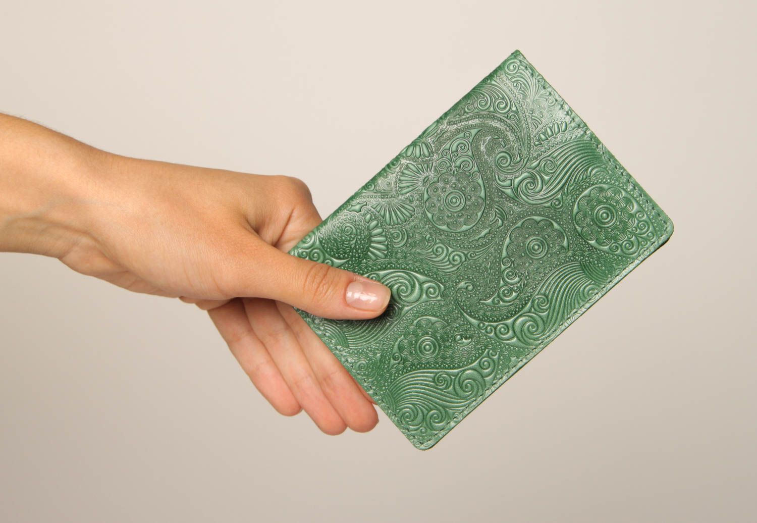Зеленая обложка на паспорт хенд мейд оригинальный подарок кожаный аксессуар фото 2