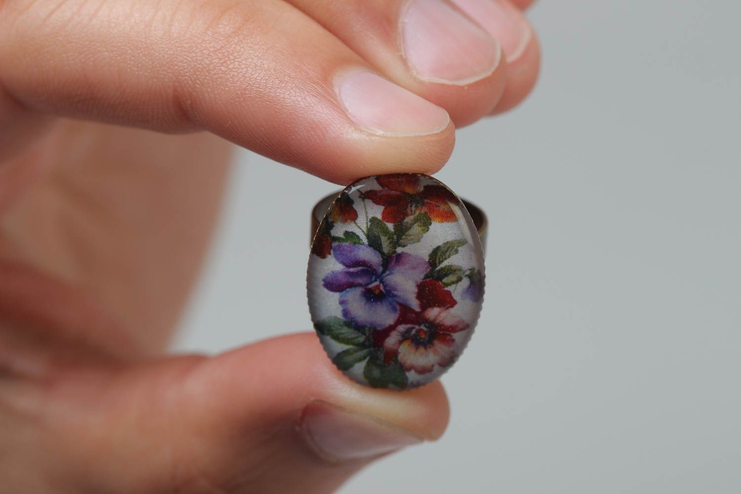 Handcrafted vintage egg-shaped ring made of glass glaze with violets photo 5