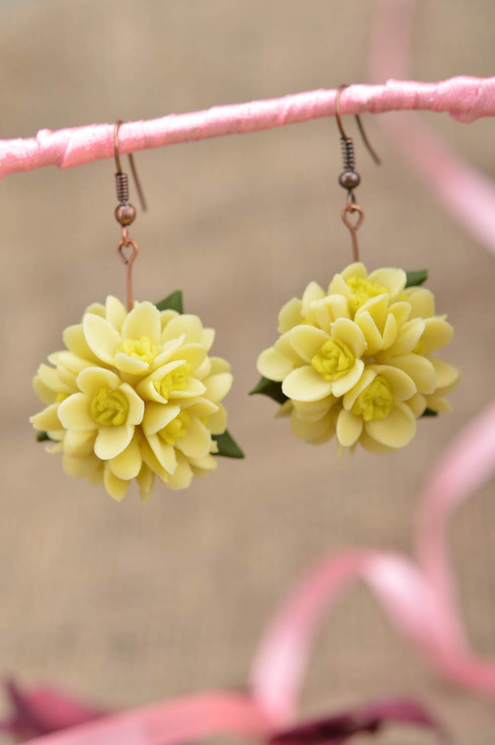Boucles d'oreilles pendantes en pâte polymère jaune faites main boules de fleurs photo 1