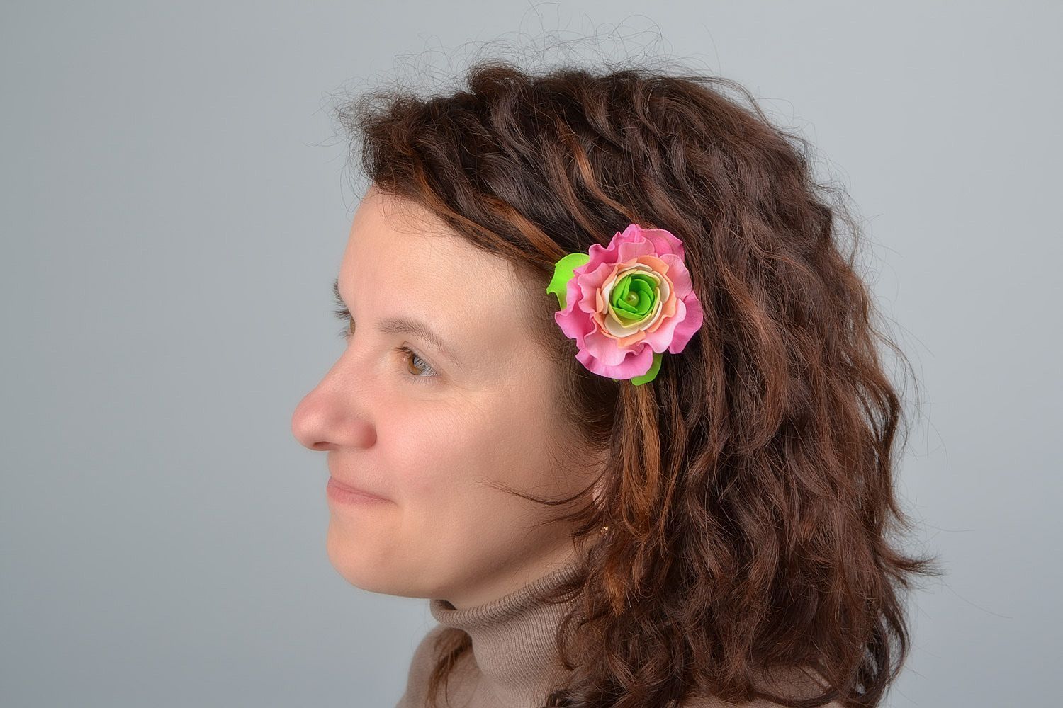 Schöne handgemachte Haarspangen aus Foamiran für Frauen Blumen rosa grün 2 Stück foto 5