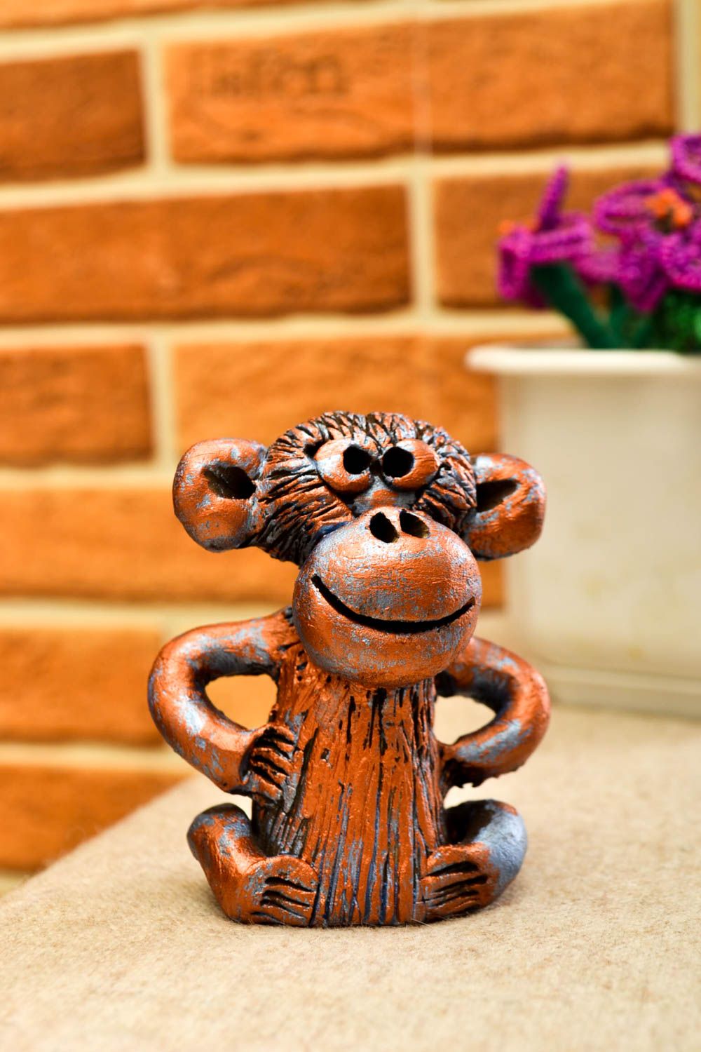 Scimmietta in ceramica fatta a mano souvenir animaletto in terracotta originale foto 1