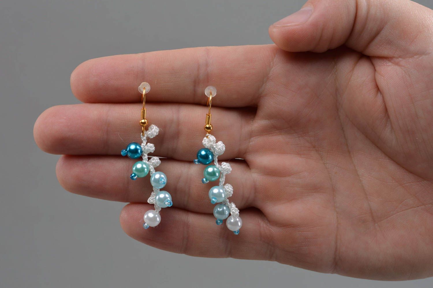 Boucles d'oreilles en fils faites main avec perles fantaisie blanches et bleues photo 4