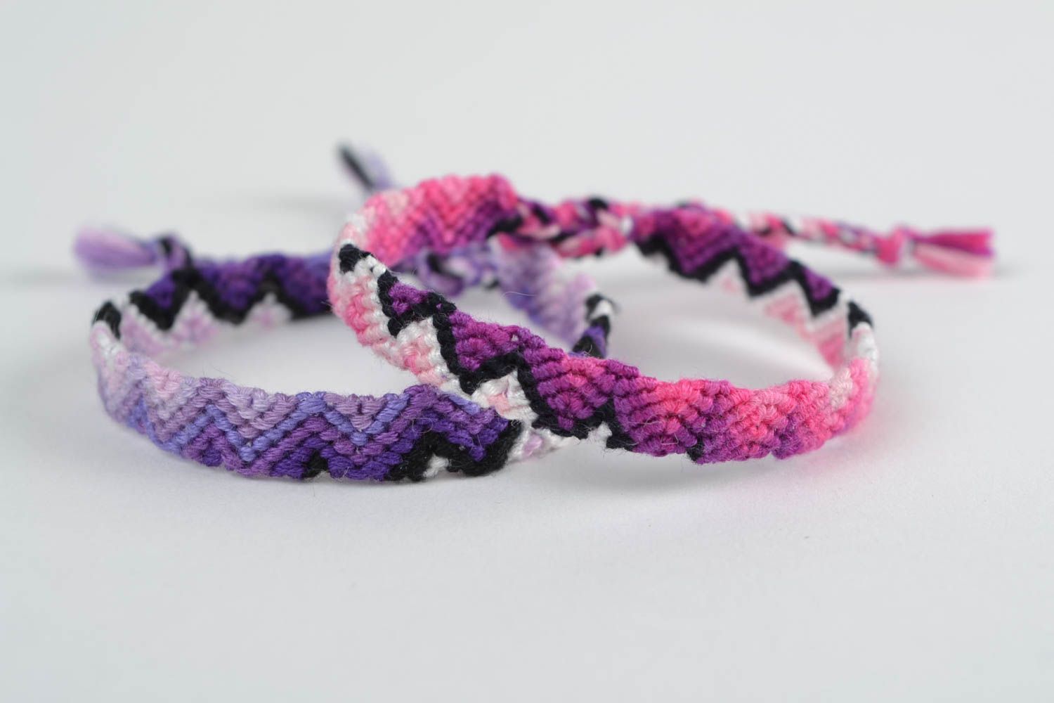 Set of 2 handmade friendship wrist bracelets woven of threads pink and violet photo 3