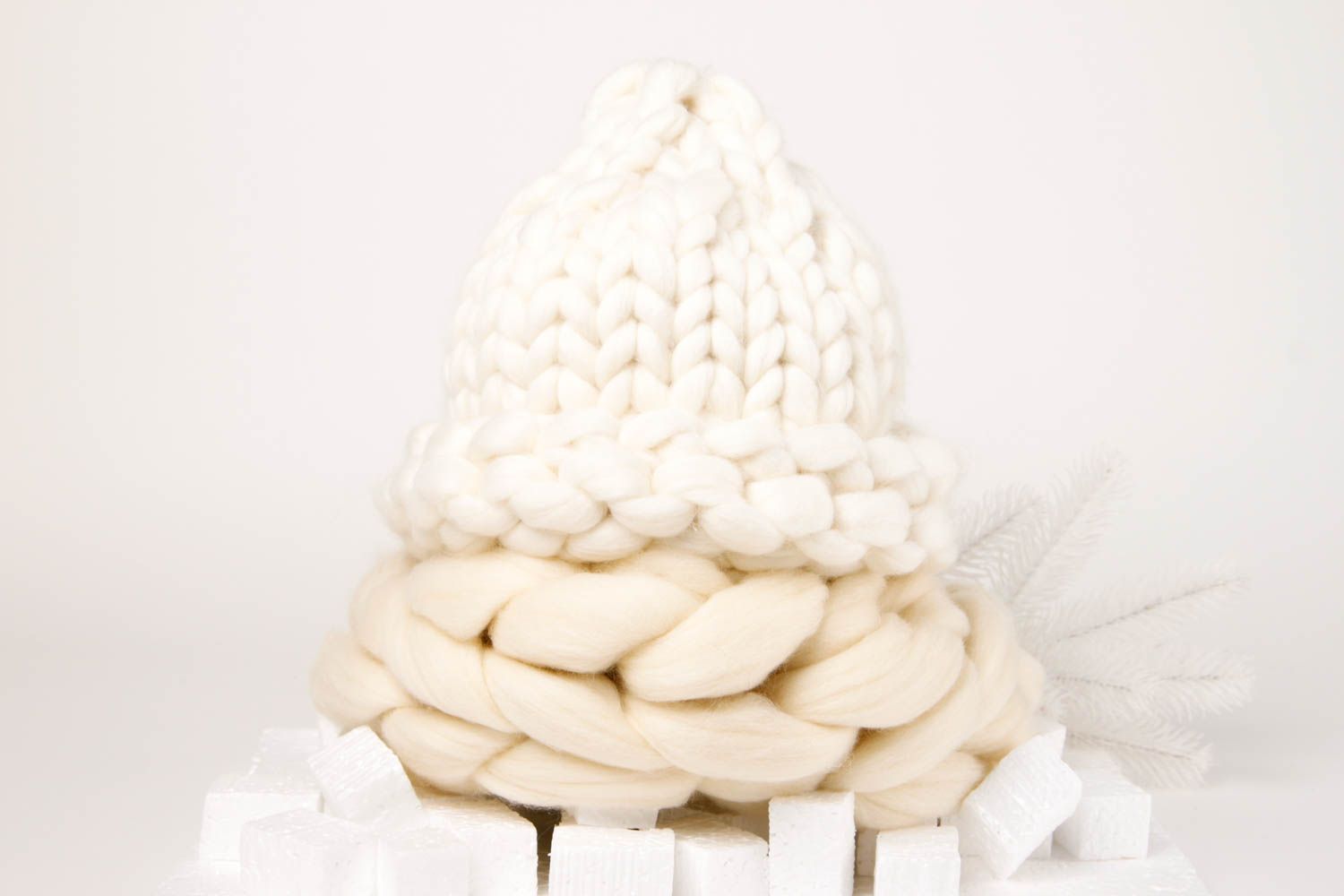 Вязаная шапка ручной работы бежевый шарф снуд зимняя шапка набор из 2 изделий фото 1