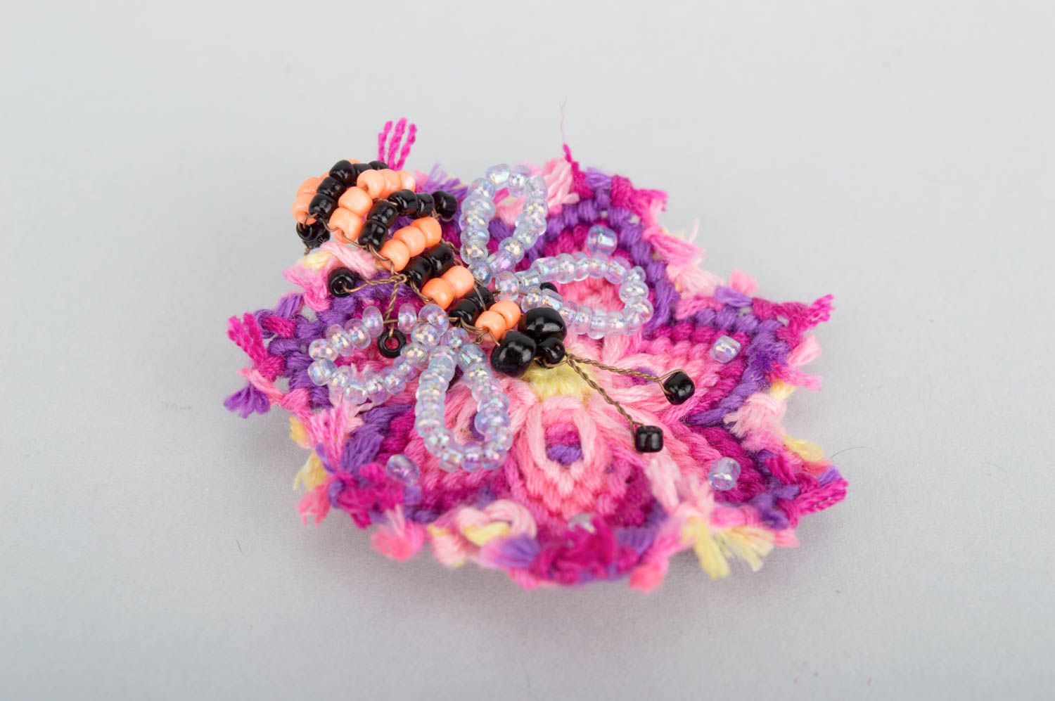 Broche abeille sur fleur Bijou fait main en perles de rocaille Accessoire femme photo 2