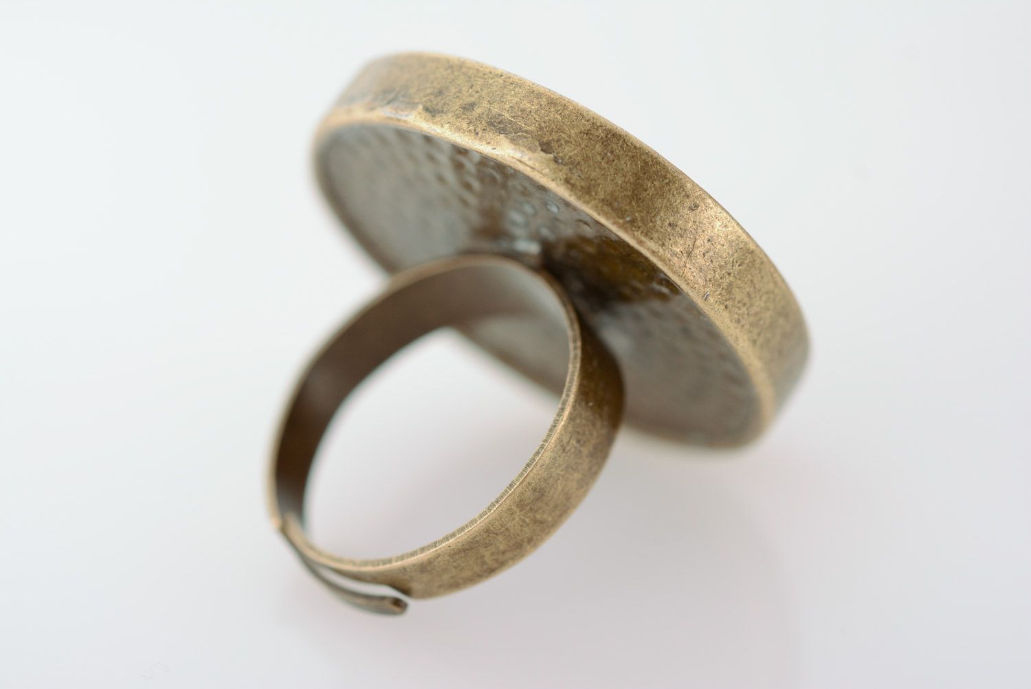Металлическое кольцо с живым цветком в эпоксидной смоле ручной работы круглое фото 4