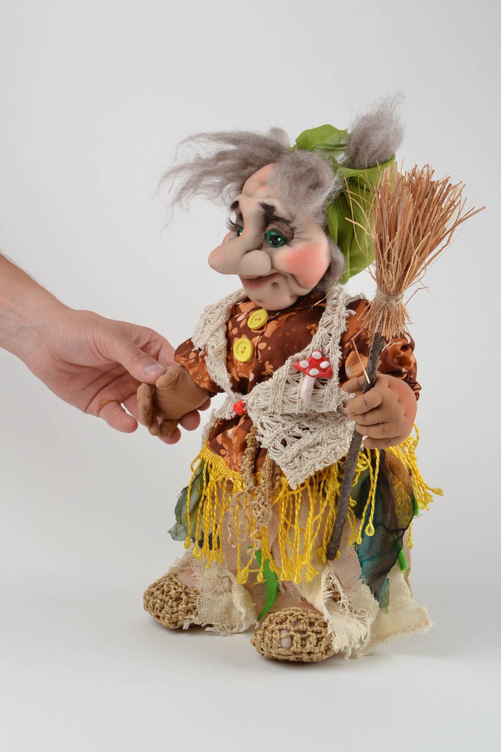 Игрушка кукла из ткани Баба яга с метлой смешная необычная небольшая хэнд мейд фото 2