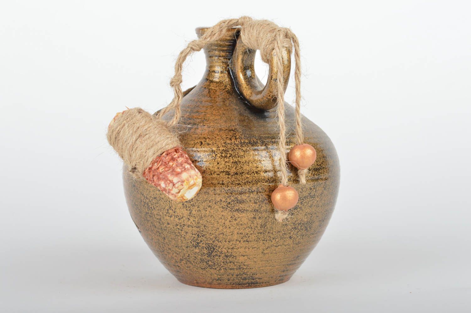 Originelle handgemachte Weinflasche aus Keramik mit Verzierung und Korken  foto 3