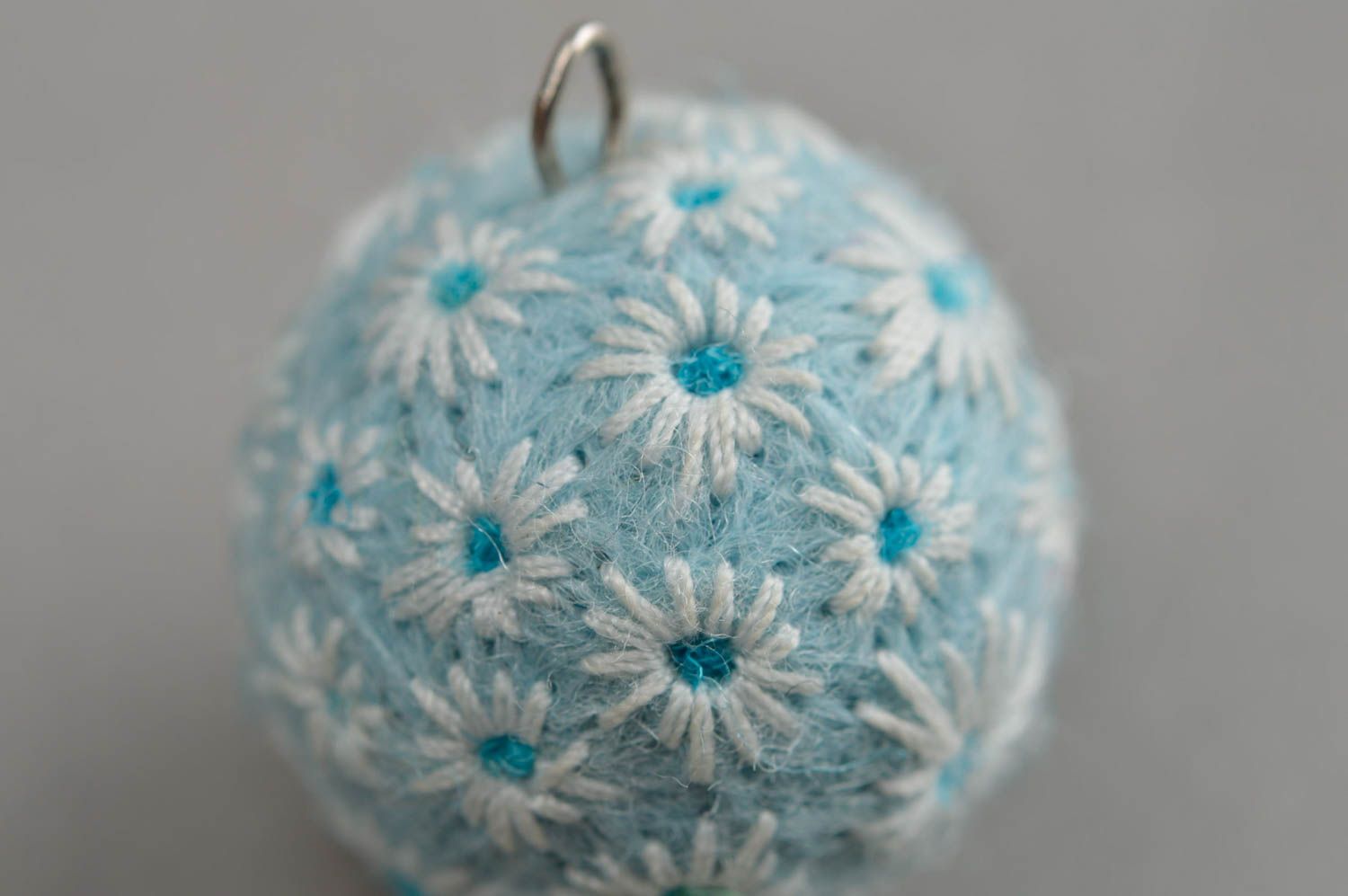 Pendentif boule bleu ciel à fleurs fait main en laine technique de feutrage photo 5