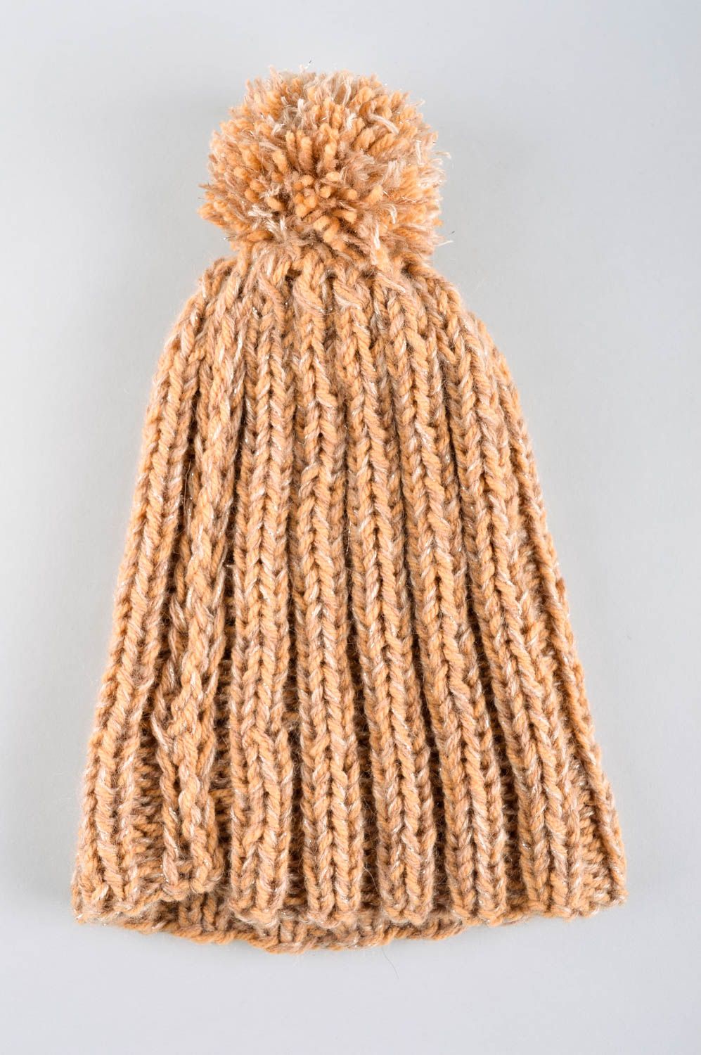 Chapeau tricoté fait main Bonnet tricot beige Vêtement femme design unique  photo 5