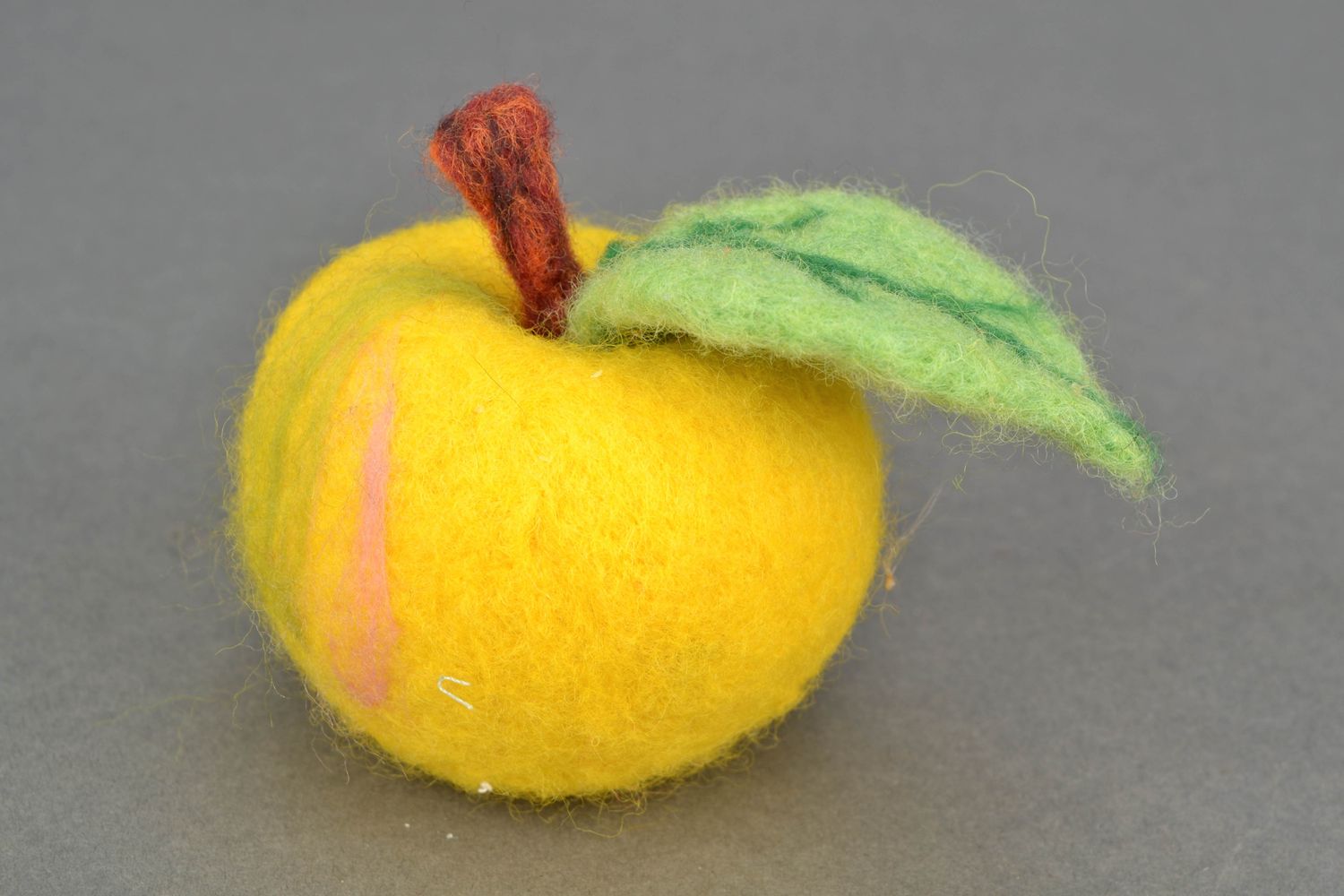 Handgemachtes Spielzeug aus Wolle, Apfel   foto 3