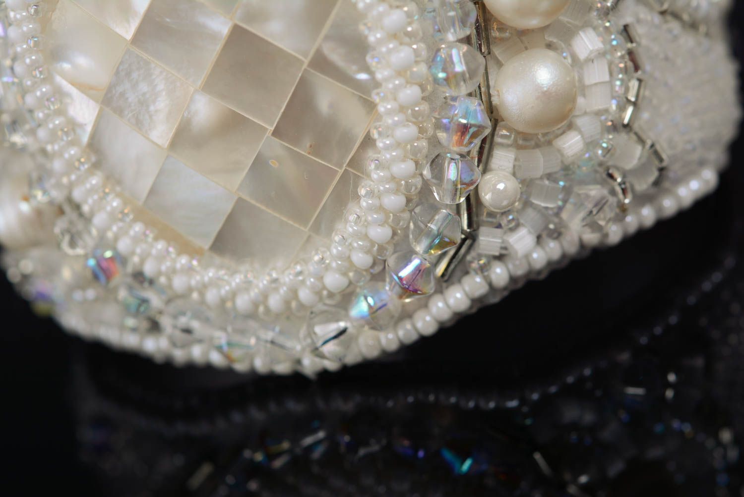Pulsera de cuero bordada con abalorios perlas del río y nácar artesanal  foto 4