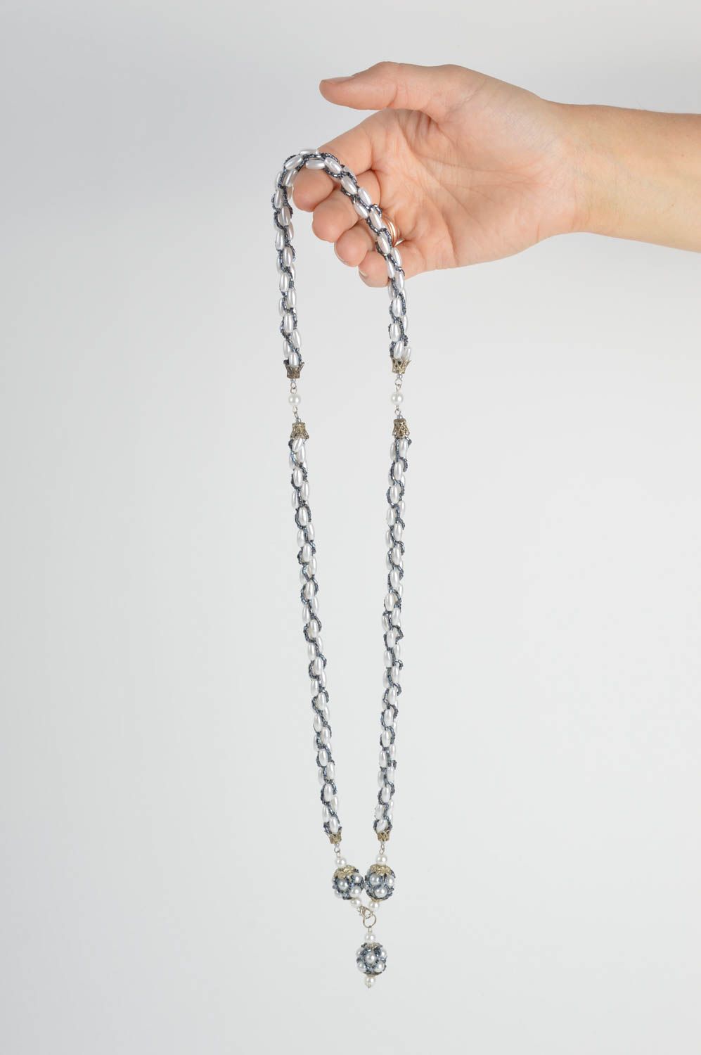 Collier en perles plastiques et perles de rocaille blanc-noir long fait main photo 2