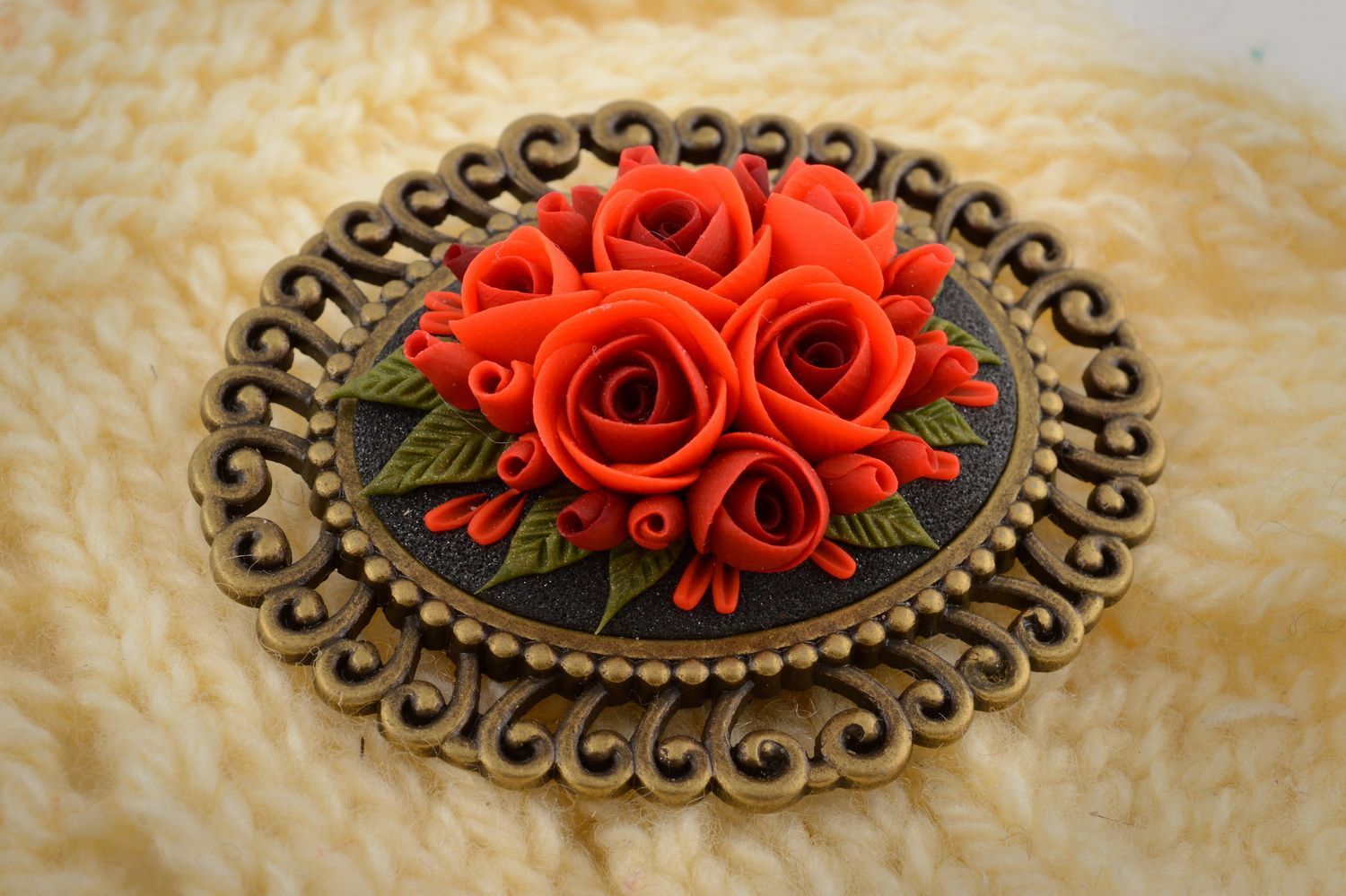Broche faite main ovale avec fleurs rouges en pâte polymère design vintage photo 1