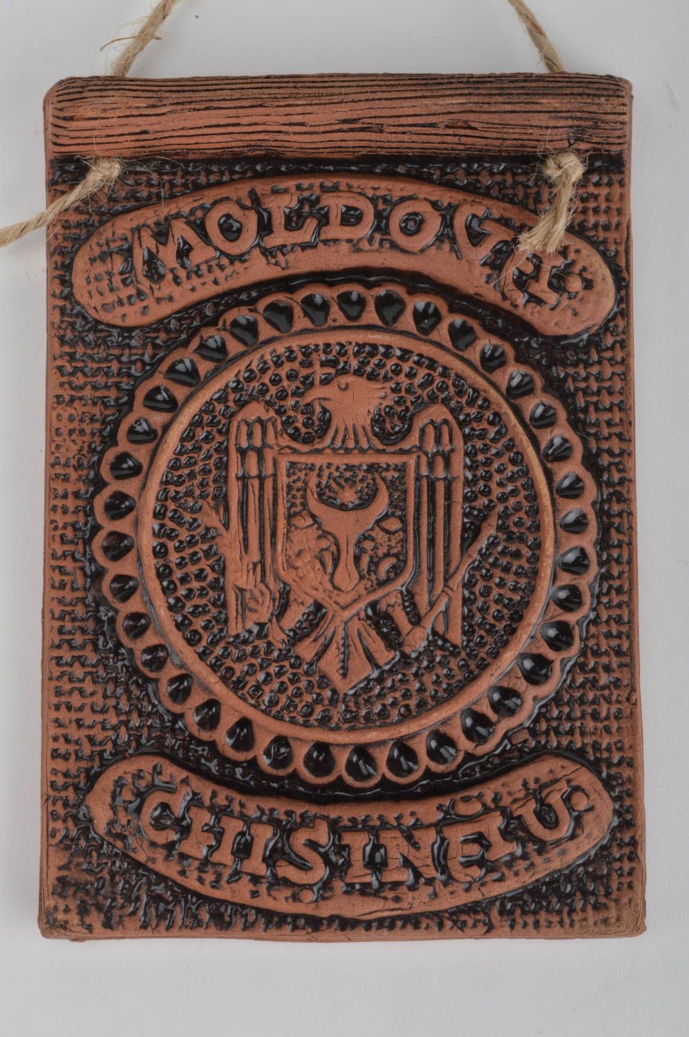 Настенное панно из глины в технике молочения и вощения с гербом Молдовы декор фото 5