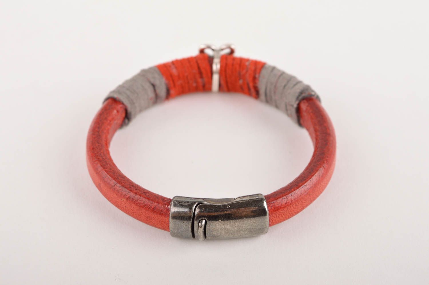 Bracelet rouge Bijou fait main cuir daim métal Cadeau pour femme original photo 4