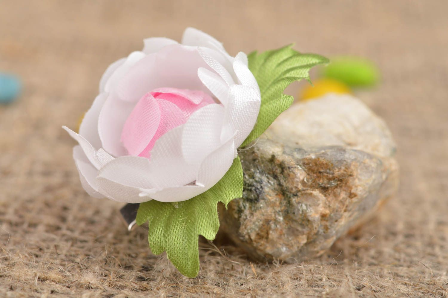 Красивая нежная детская заколка с искусственным цветком ручной работы белая  фото 1