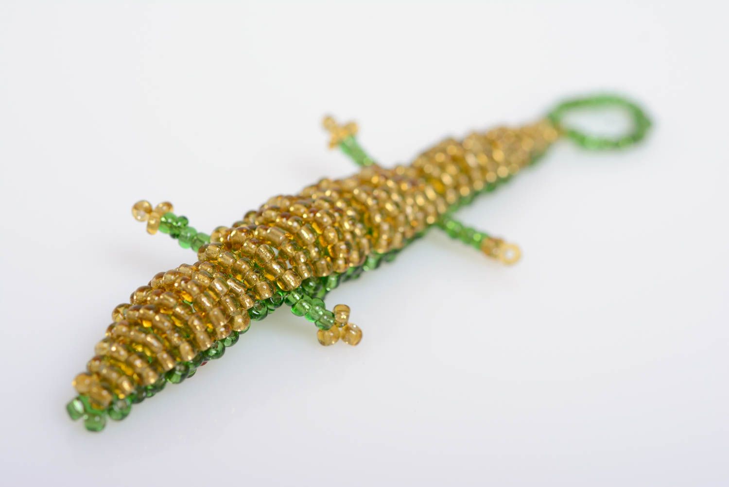 Брелок из бисера для ключей в виде крокодила зеленый стильный ручная работа фото 4