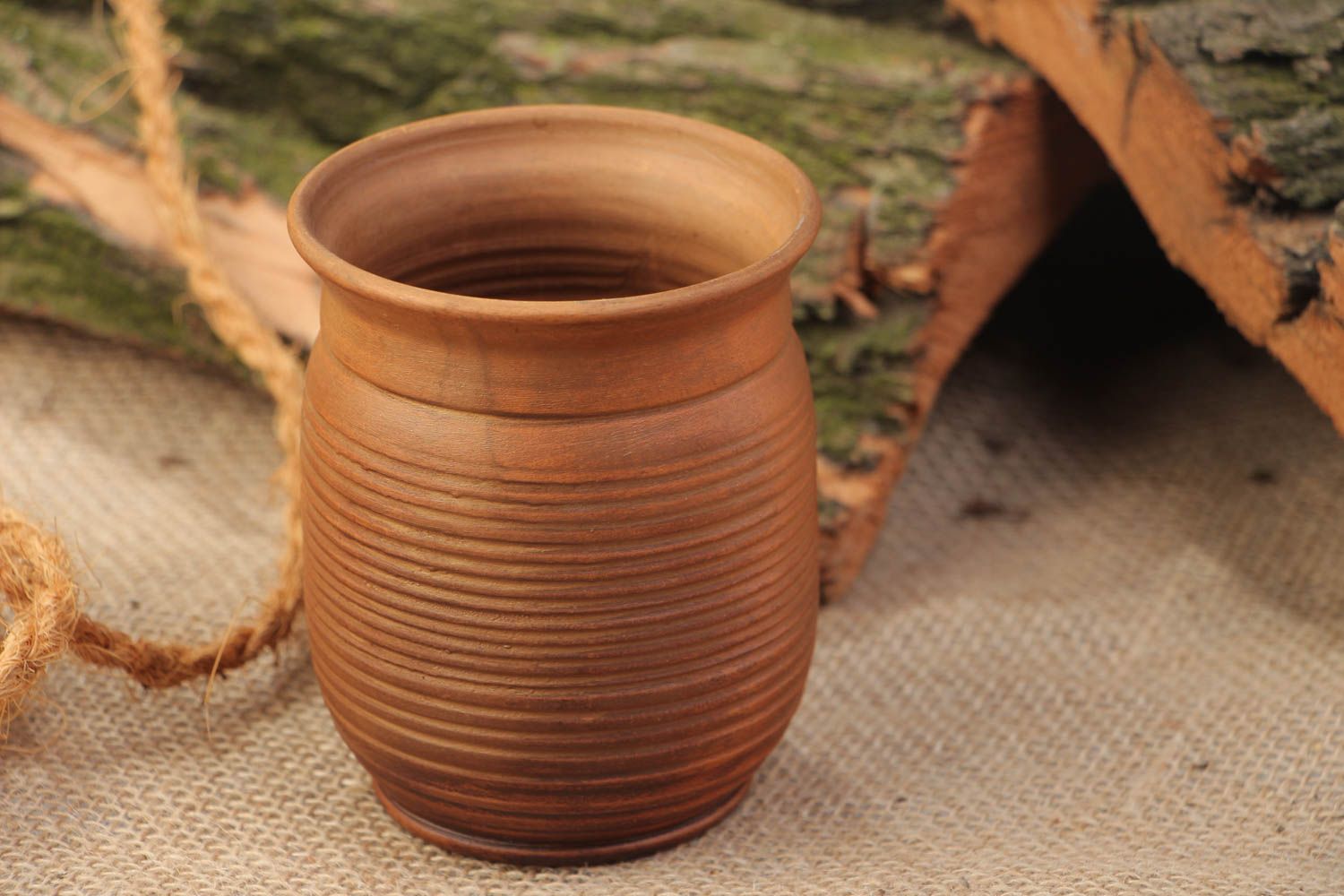 Vaso de arcilla grande artesanal marrón original de volumen de 200 ml foto 1