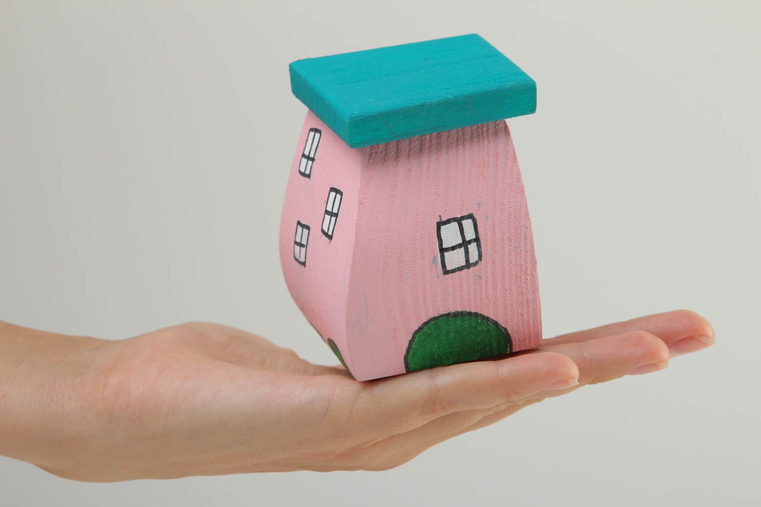 Figura de madera hecha a mano decoración de escritorio figura de casa rosada  foto 5