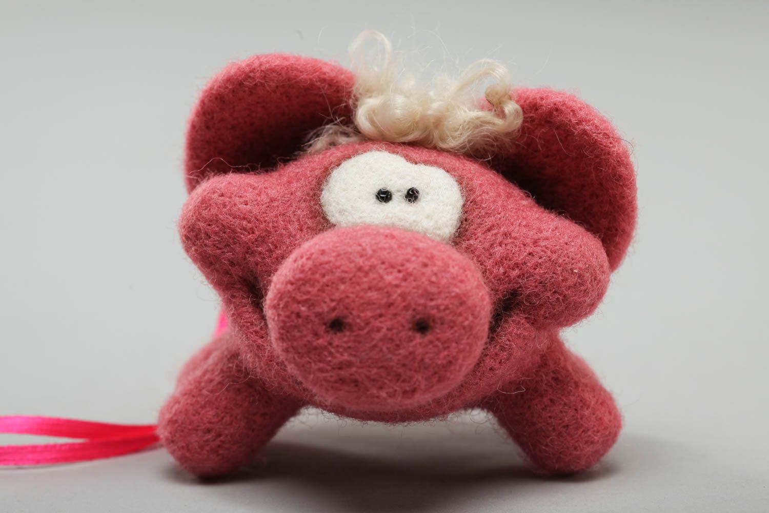 Figura de lana en técnica de fieltro seco artesanal con forma de cerdito rosado foto 3