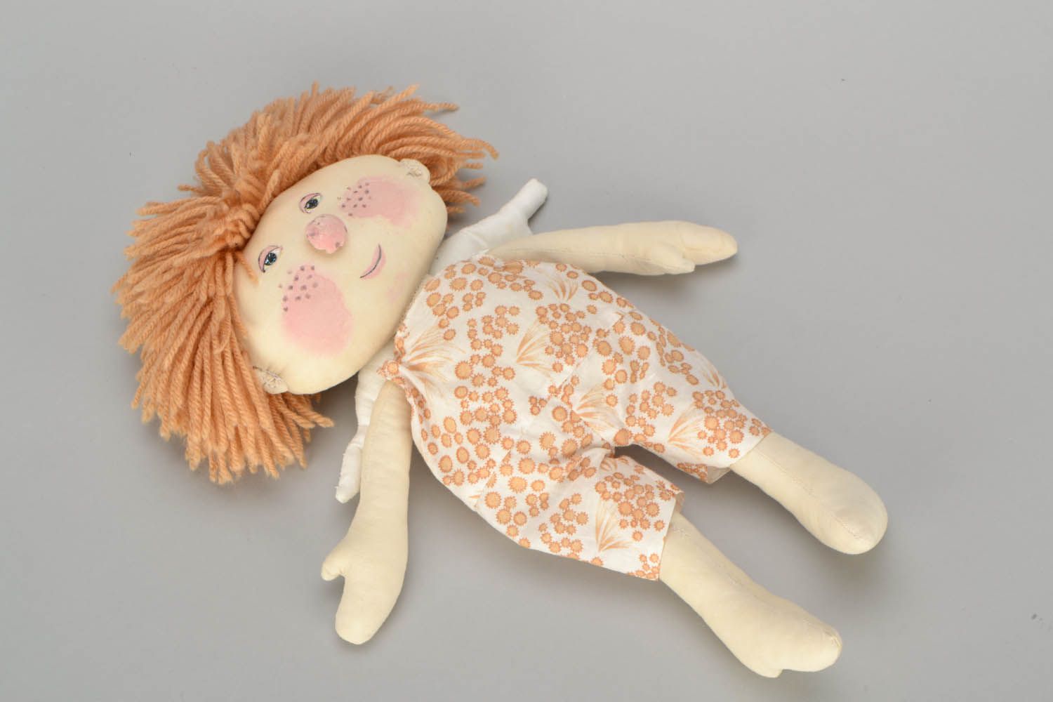 Boneca abraço feita de tecido natural e preenchida com hollowfiber Anjo sonolento foto 2