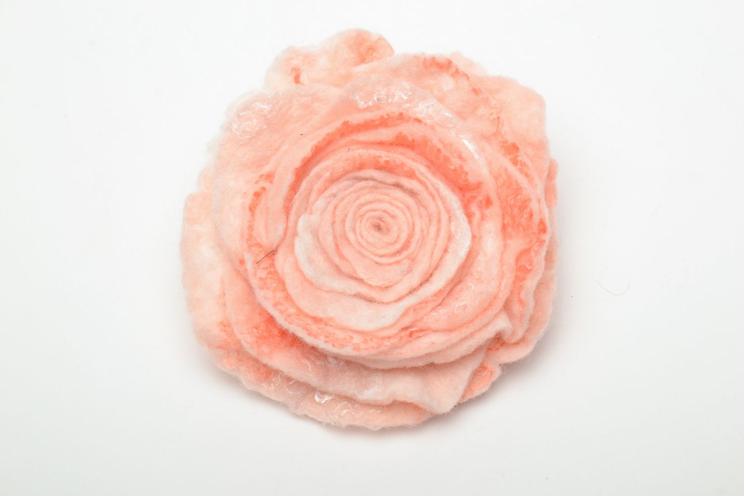 Broche en laine feutrée fleur de rose  photo 3