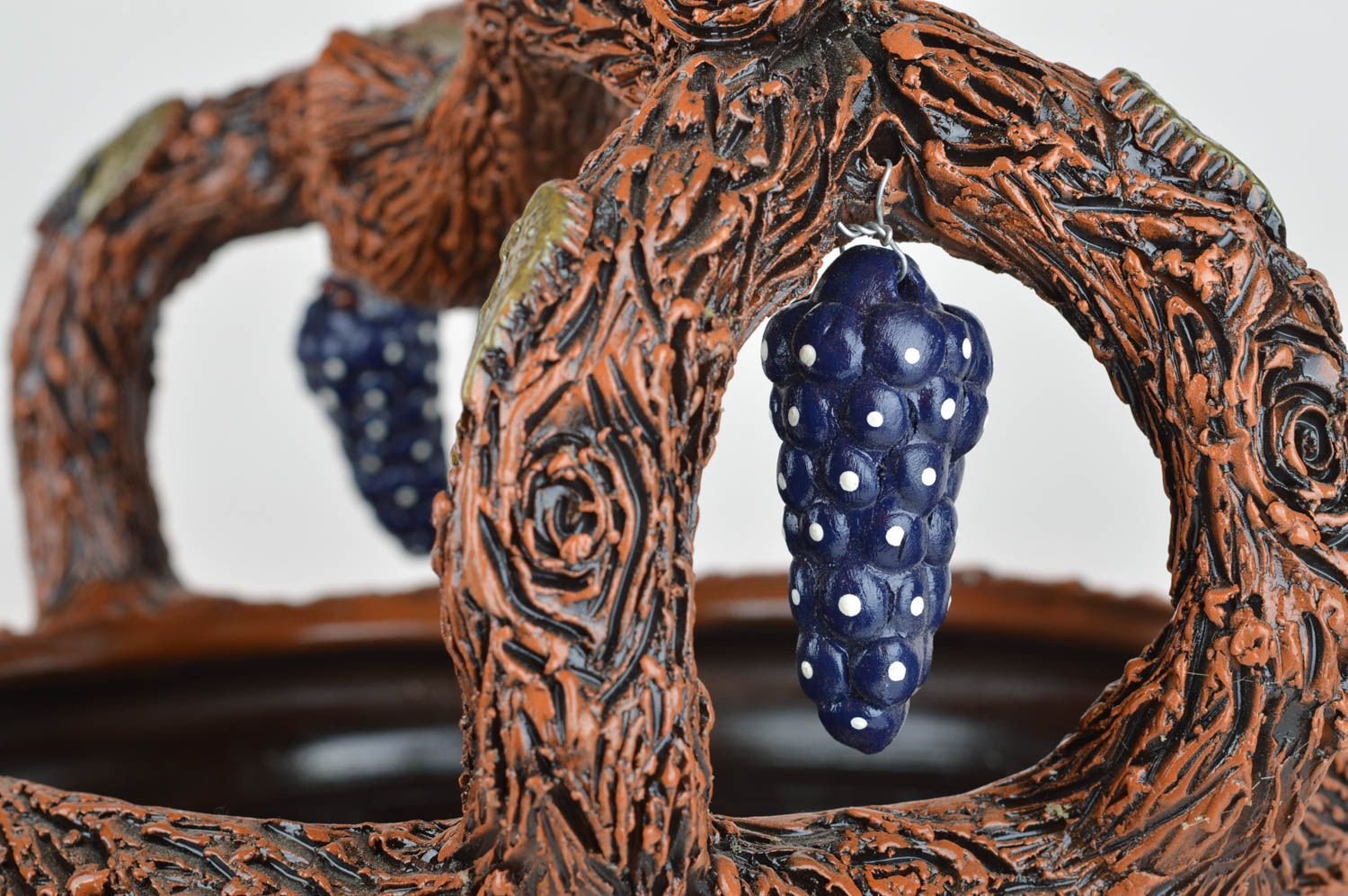 Grand porte-fruits en céramique brun fait main original avec grappes de raisin photo 5