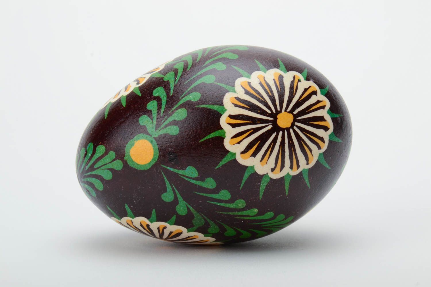 Huevo de Pascua pintado de ganso artesanal en técnica de cera negro foto 3