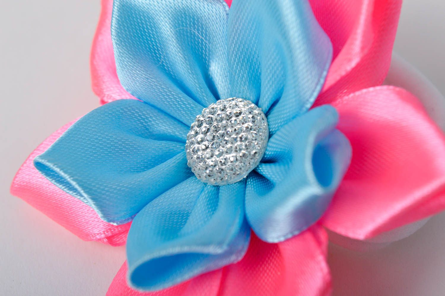 Handmade Schmuck stilvoller Haargummi in Rosa und Blau Blumen Haargummi schön foto 3