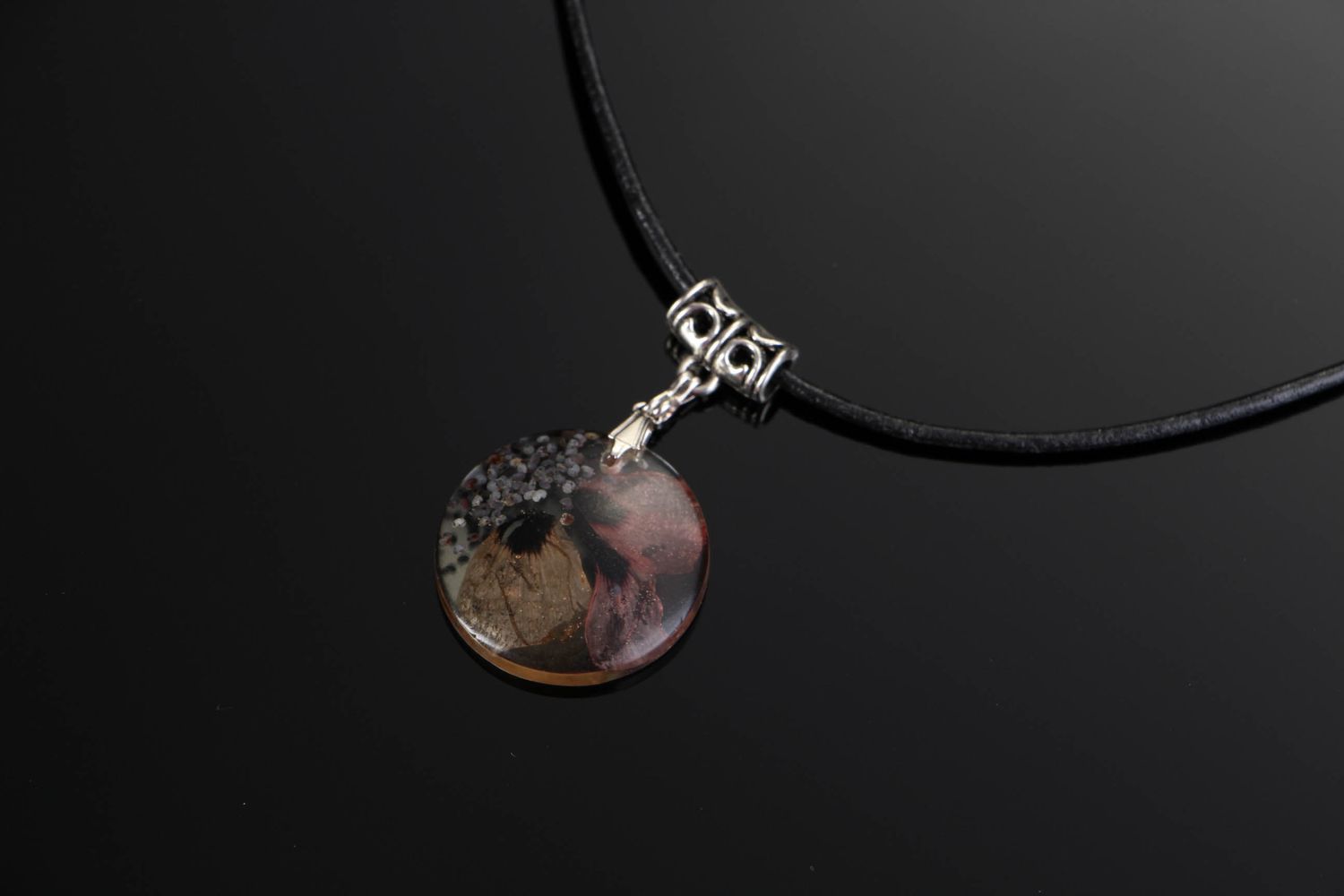 Pendant made from epoxy with poppy petal photo 2