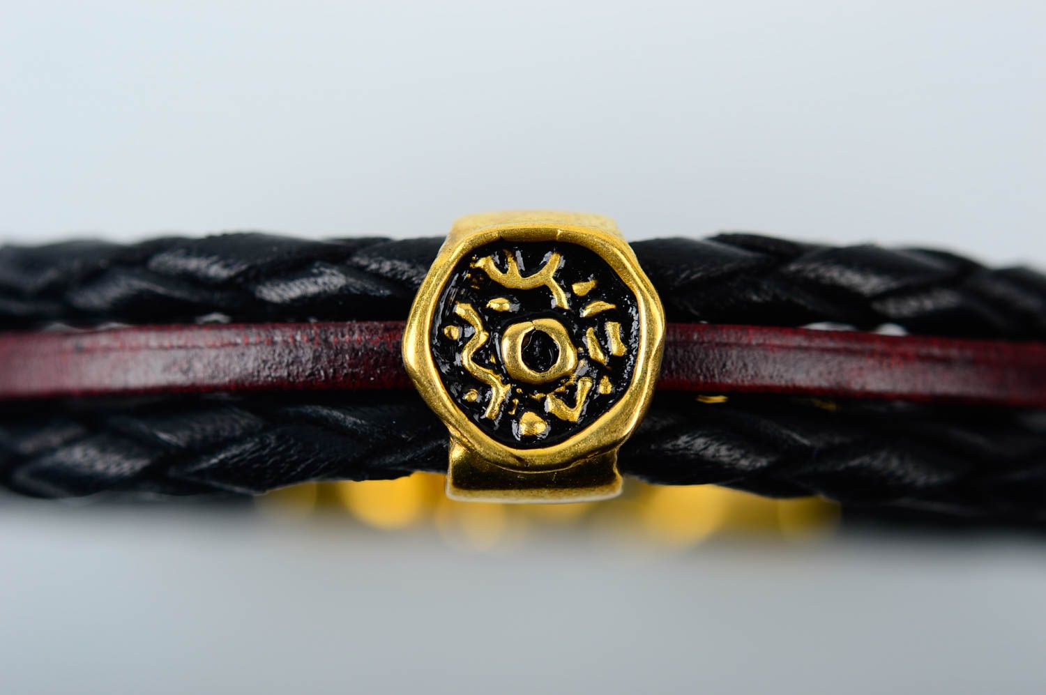 Кожаный браслет ручной работы черный браслет на руку украшение из кожи фото 4