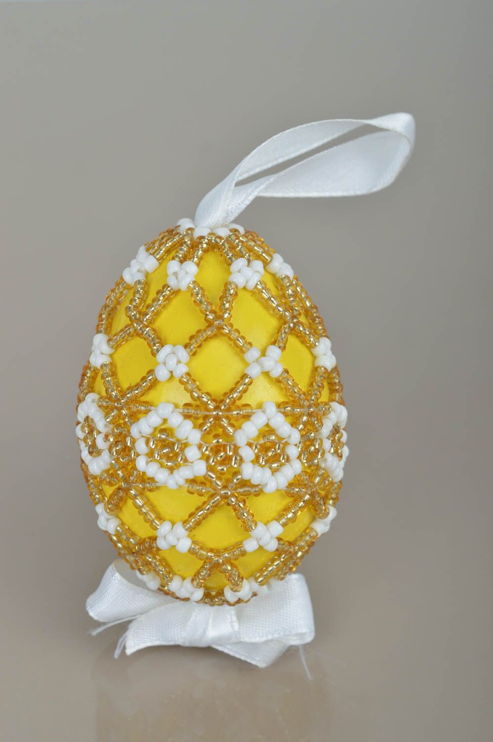 Пасхальное яйцо ручной работы яйцо из бисера пасхальный декор желтое подвеска фото 3