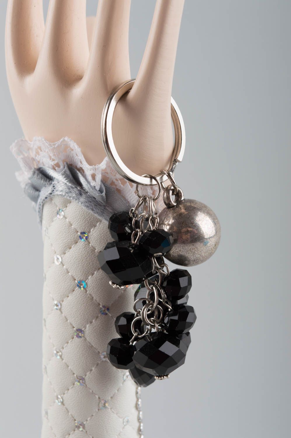 Porte-clés en métal et perles de verre noires avec breloques fait main stylé photo 1