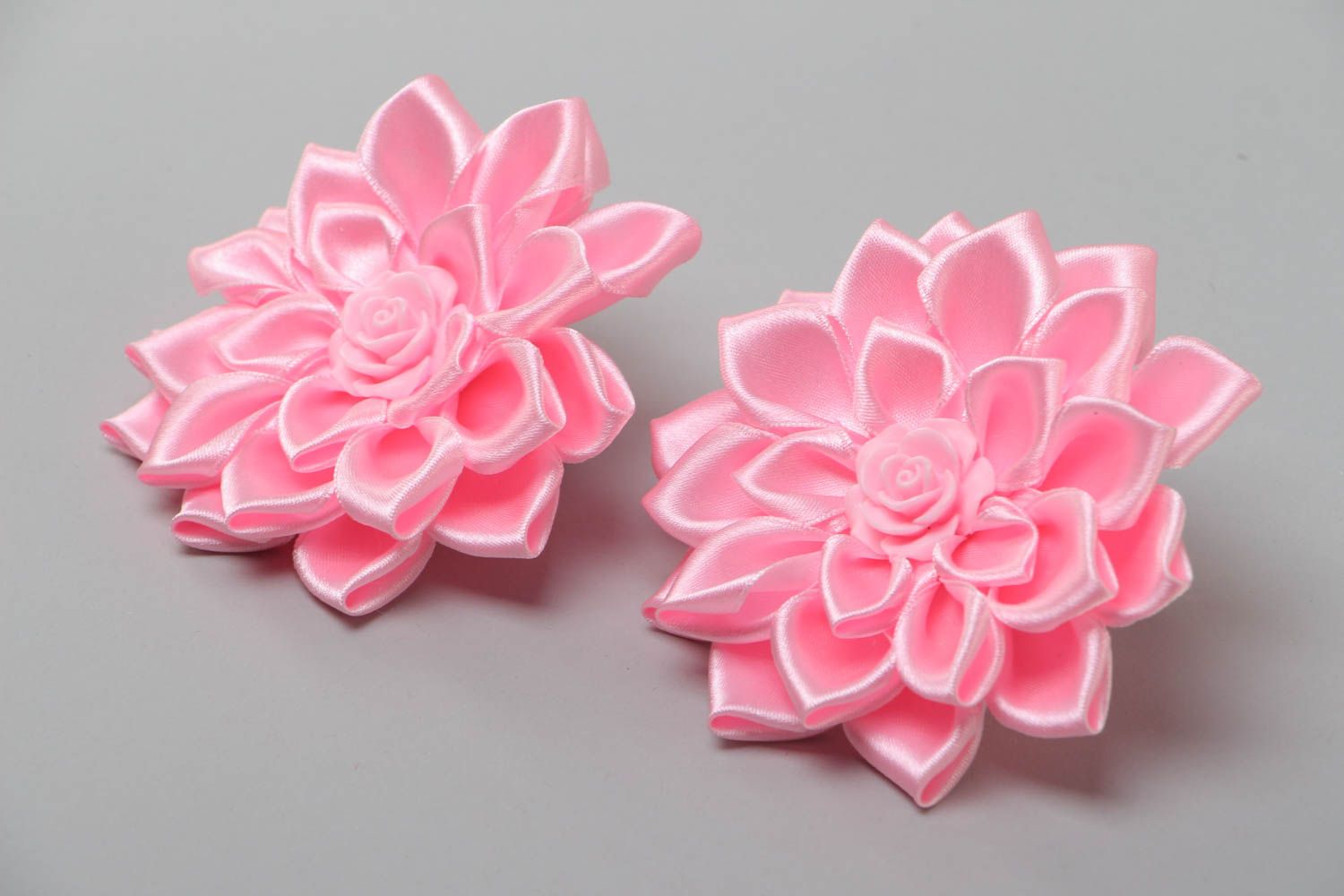 Резинки для волос с цветами ручной работы из атласных лент розовые набор из 2 шт фото 2