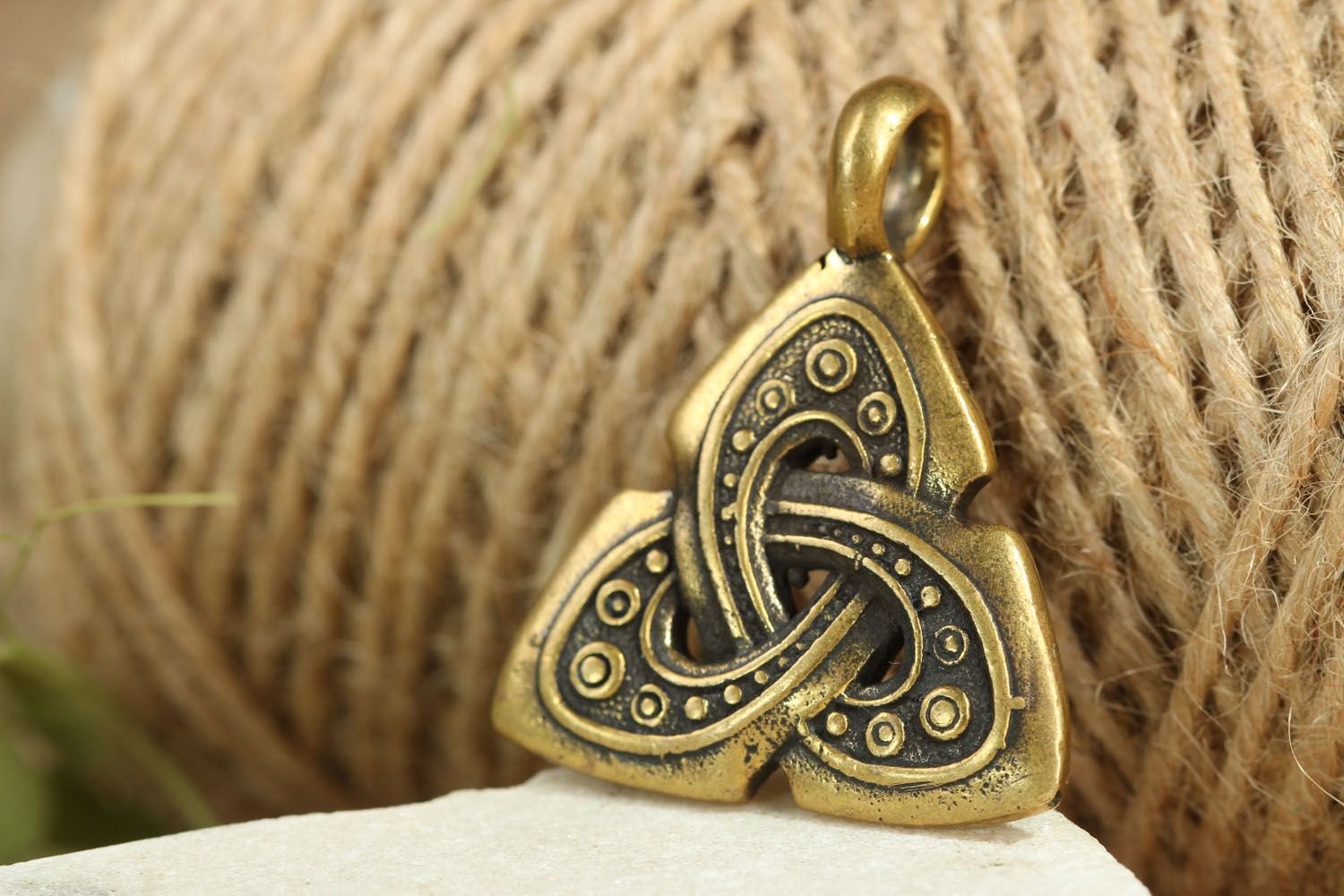 Pendentif en bronze fait main Valknut  photo 4