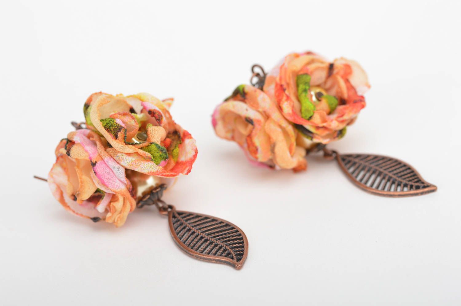 Красивые серьги с цветами из шифона и подвесками в виде листиков ручной работы фото 3