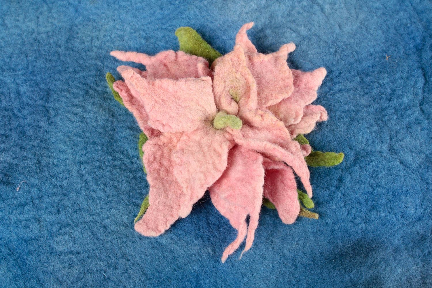 Grande broche Pince cheveux faite main fleur rose laine feutrée Accessoire femme photo 1