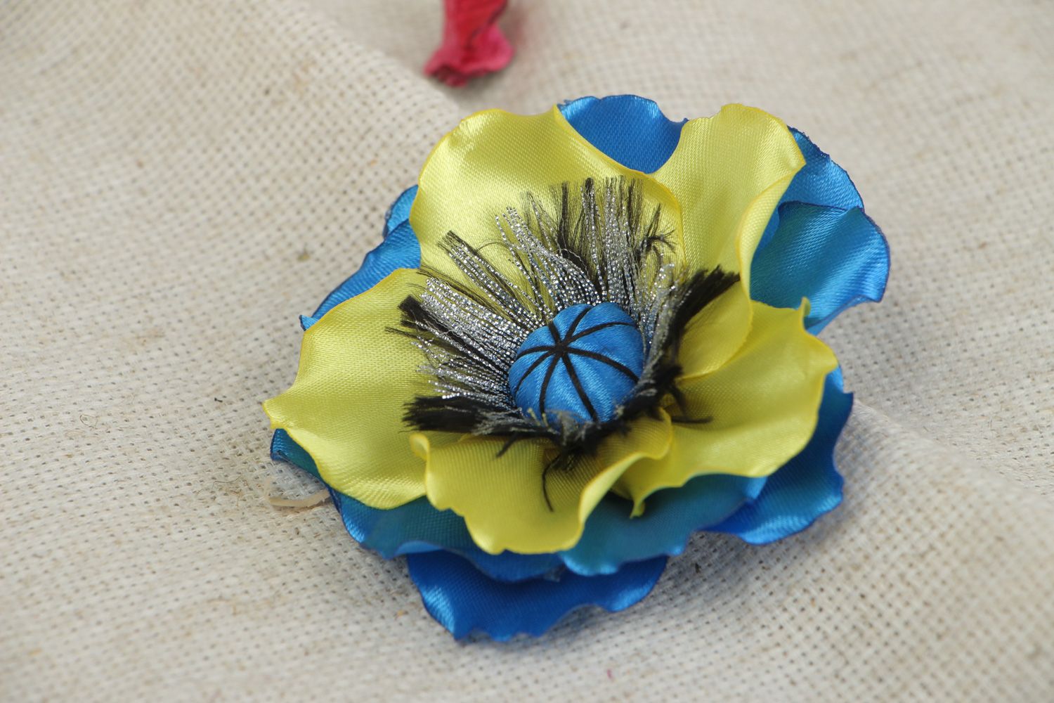 Сине-желтая заколка-брошь для волос из атласа в виде мака фото 5