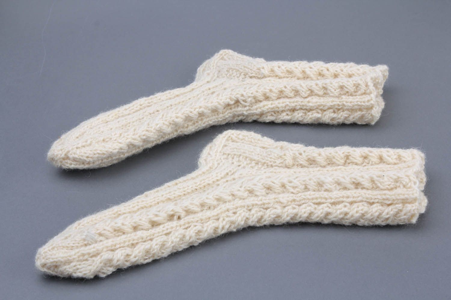 Meias quentes de mulher tricotadas de lã natural à mão  foto 3