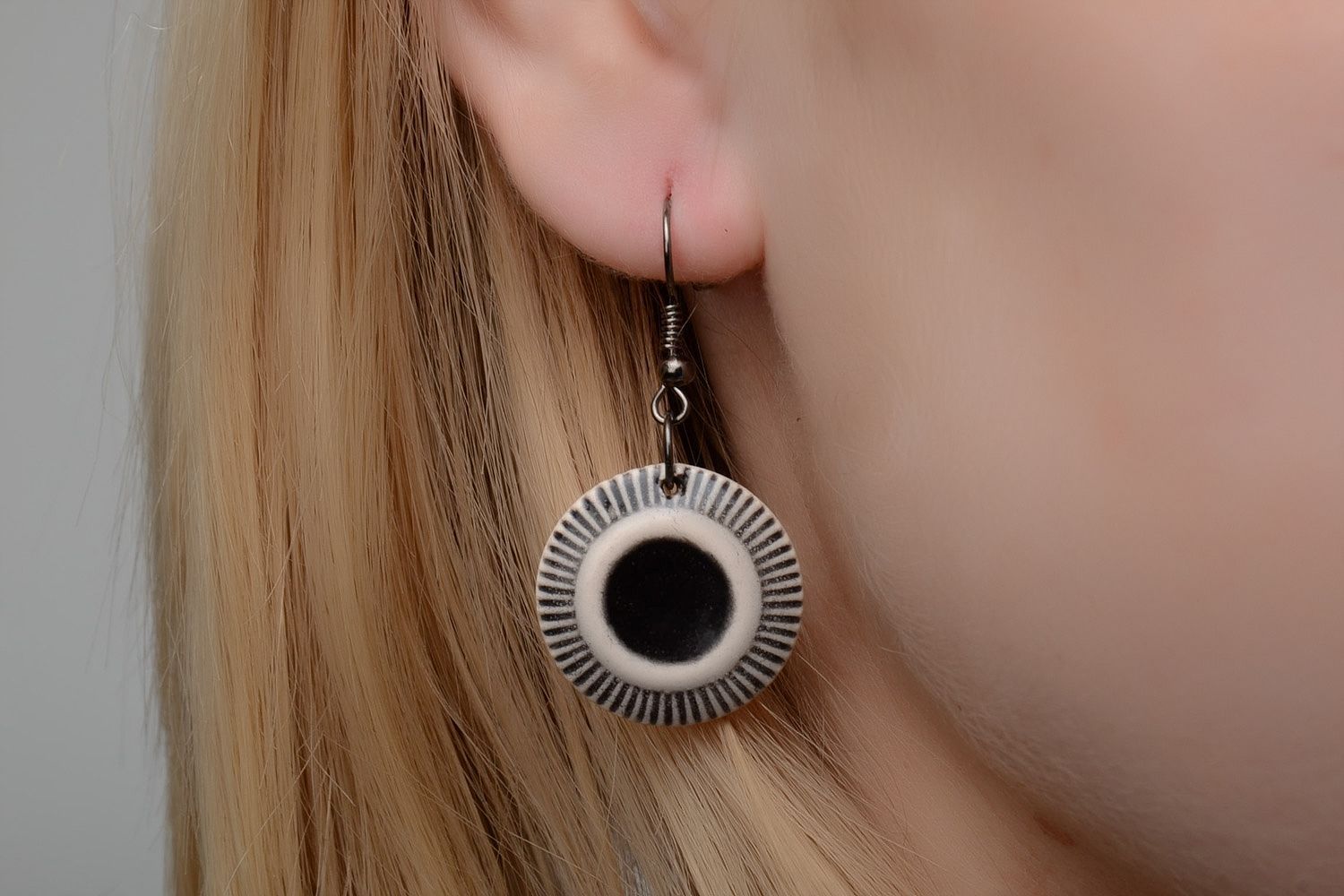 Runde interessante handgemachte Ohrringe aus weißem Ton mit Bemalung für Frauen foto 2