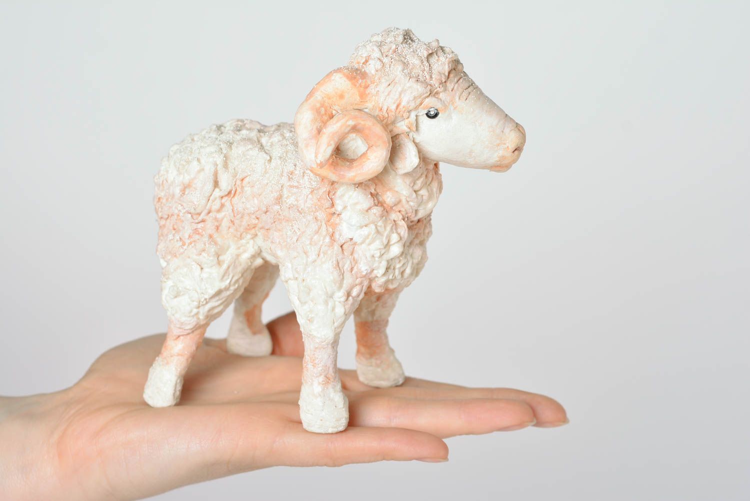 Weißes kleines knuddeliges lustiges handgemachtes Spielzeug Lamm aus Polymerton foto 3