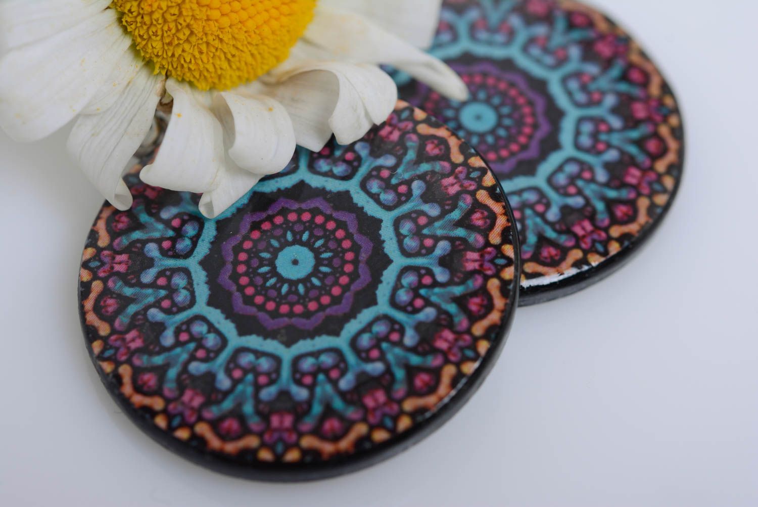 Pendientes de arcilla polimérica artesanales  estilosos multicolores femeninos foto 3