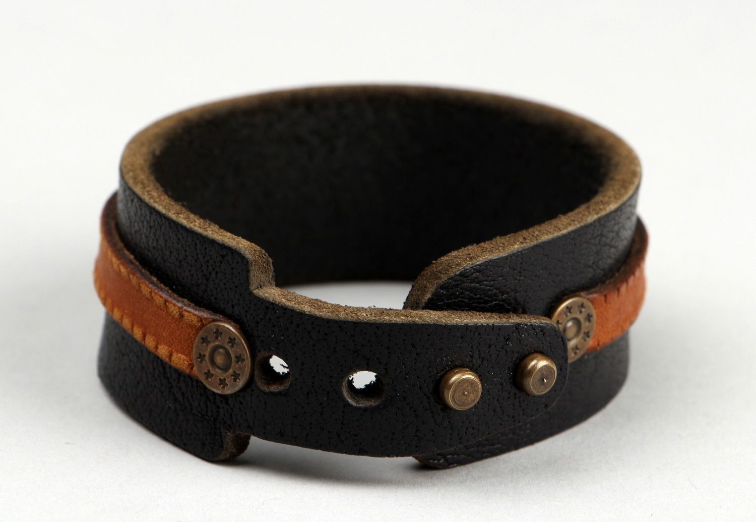 Schwarz-braunes Armband aus Leder  foto 3