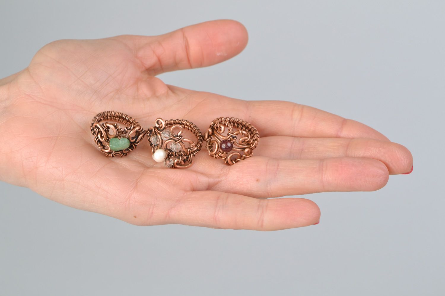 Conjunto de anillos hechos a mano de cobre en técnica de alambrismo con piedras foto 2